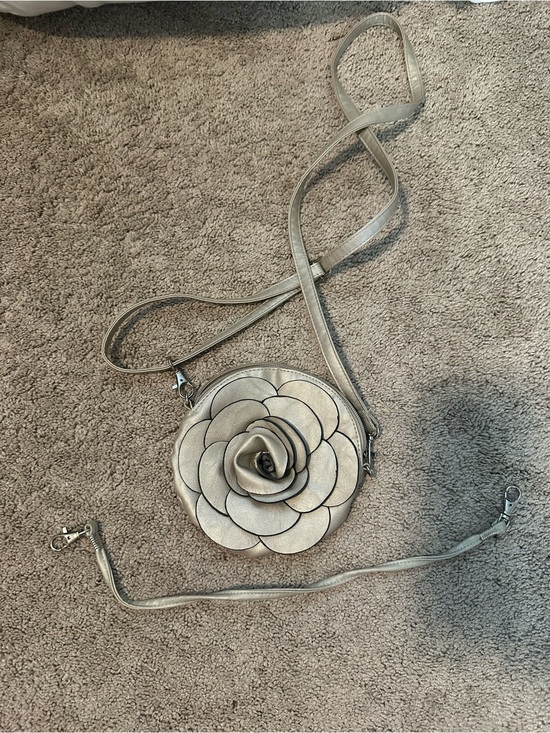 Handbags - Metallic Silver Flower Crossbody Bag